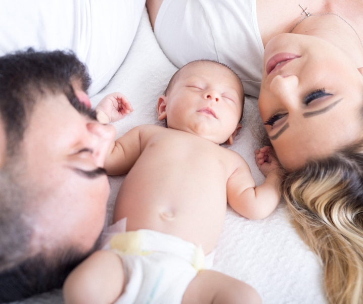 Cómo dormir a los bebés: ¿compartir cama o habitación?