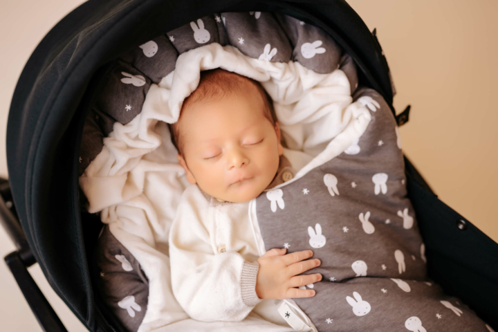 ¿Cuáles son los accesorios esenciales para pasear con un bebé en invierno?