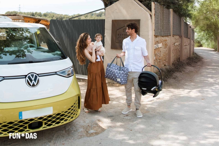 ¿Es seguro que tu bebé duerma en la silla del coche?