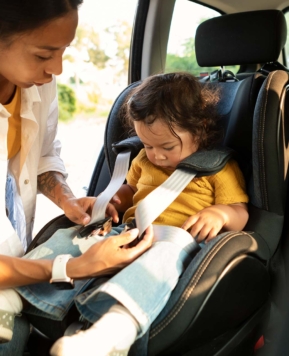 Mi bebé se marea en el coche: por qué ocurre y qué puedes hacer