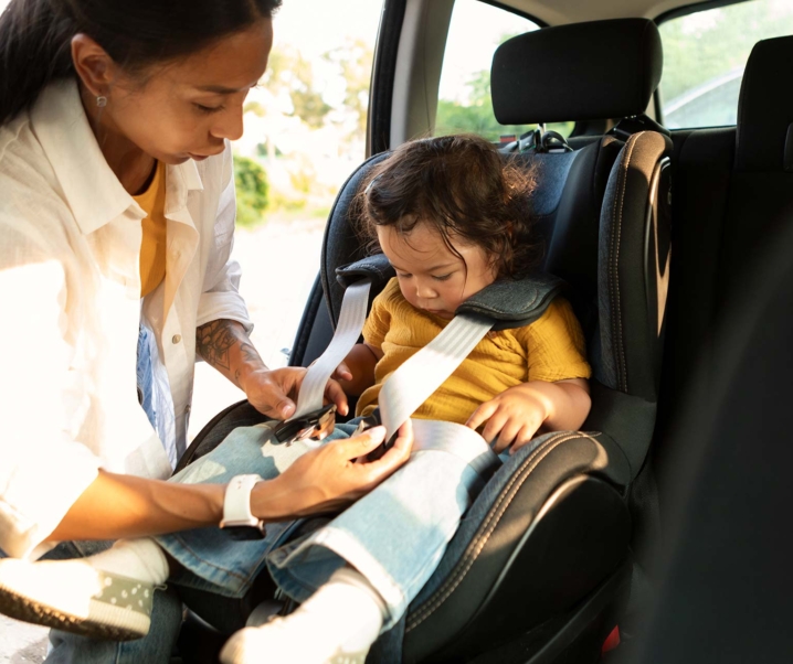 Mi bebé se marea en el coche: por qué ocurre y qué puedes hacer