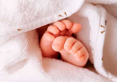 Mi bebé suda mucho, ¿por qué? Causas y soluciones