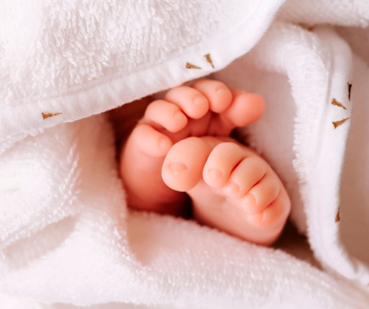 Mi bebé suda mucho, ¿por qué? Causas y soluciones