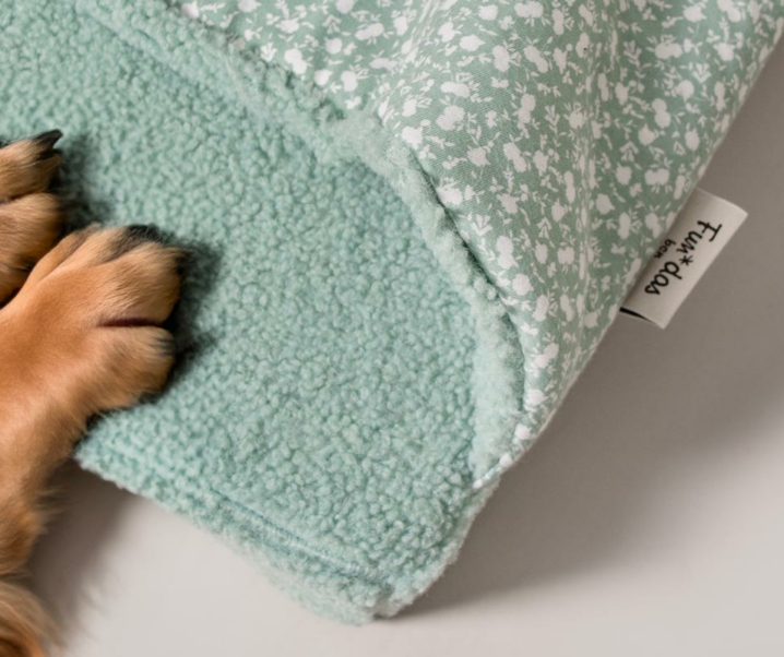 Descubre la nueva Cama Borreguito con solapa tipo cueva de lujo de Fun*das