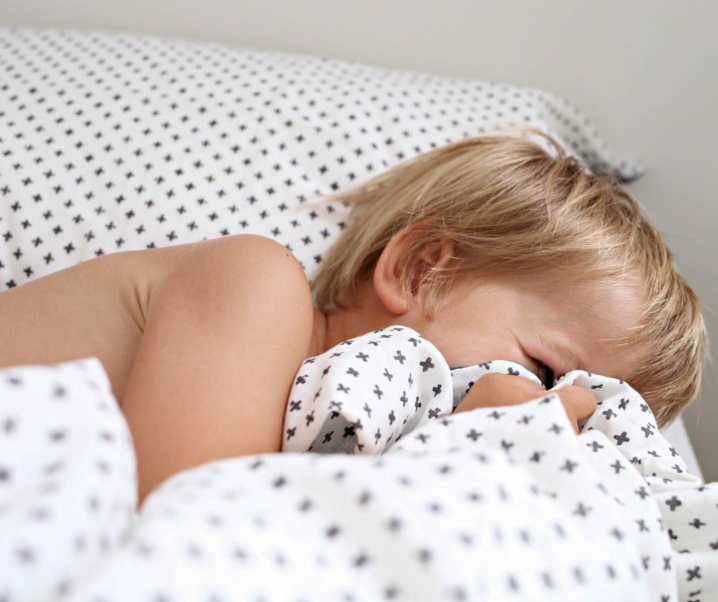 Cómo lograr que tu hijo duerma solo en su propia habitación