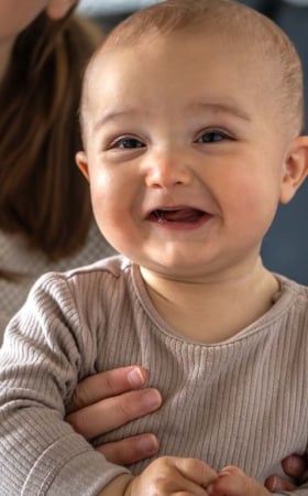 Cómo saber si tu bebé tiene calor: señales, sueño y prevención