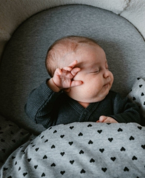 Cómo vestir la cuna del bebé recién nacido