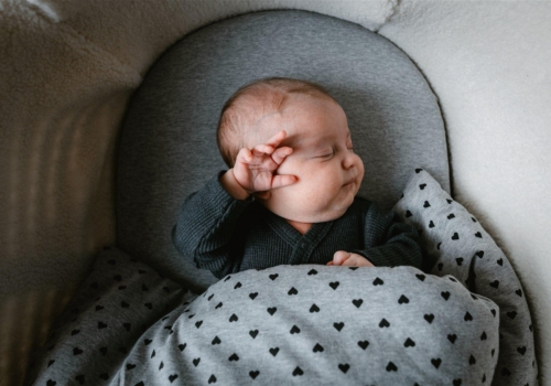 Cómo vestir la cuna del bebé recién nacido