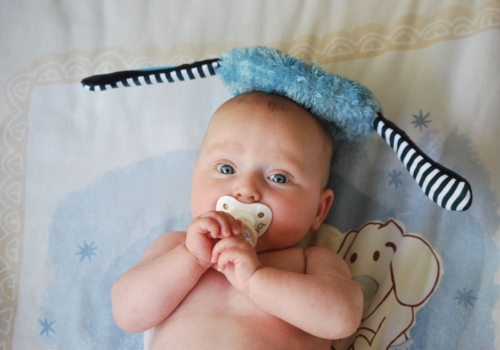 Cómo y cuándo ayudar a los bebés a dejar el chupete