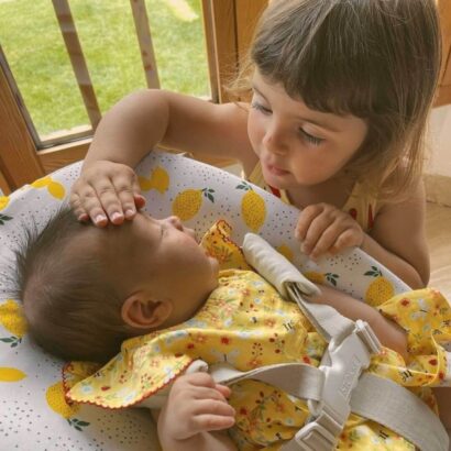 bebé llorando con su hermana