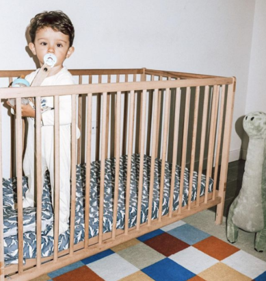 mamá que deja llorar al bebé