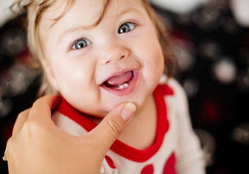 El babeo en los bebés: ¿le están saliendo los dientes?