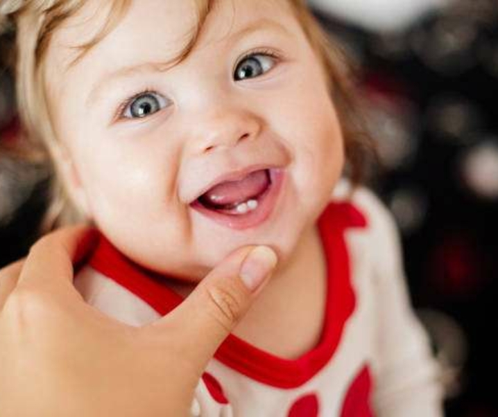 El babeo en los bebés: ¿le están saliendo los dientes?