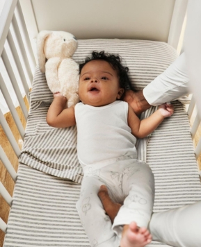 ¿Cómo conseguir dormir a tu bebé en su minicuna?