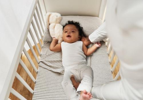 ¿Cómo conseguir dormir a tu bebé en su minicuna?