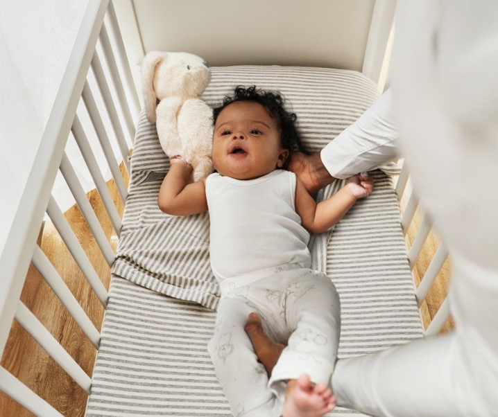 ¿Cómo conseguir dormir a tu bebé en su minicuna?