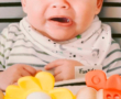 Mi bebé suda mucho, ¿por qué? Causas y soluciones