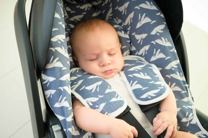 ¿Cómo mantener limpia tu silla de coche Maxi-Cosi con una funda?