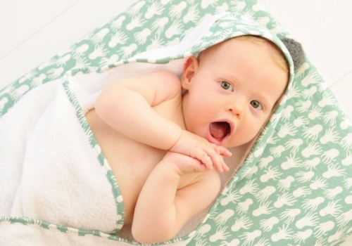 Mi bebé saca mucho la lengua, ¿por qué?