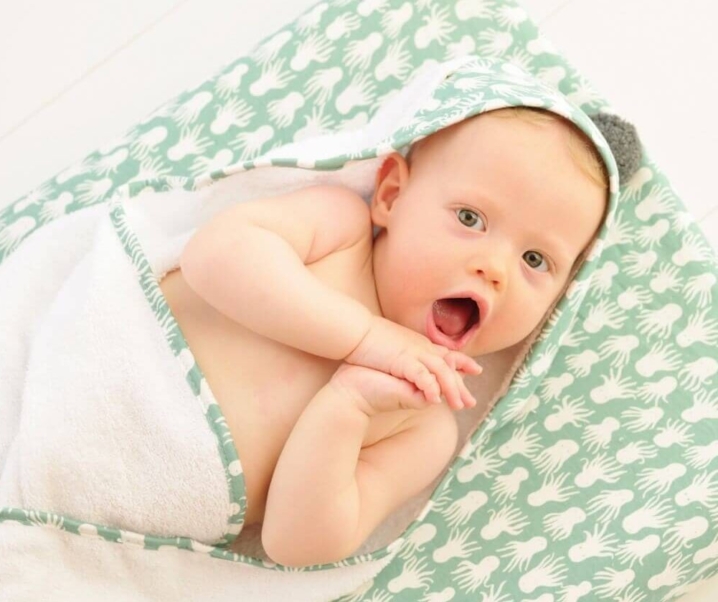 Mi bebé saca mucho la lengua, ¿por qué?