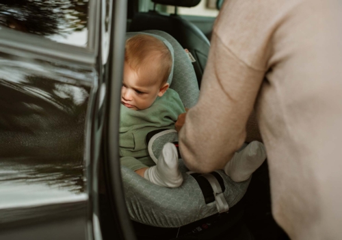 ¿Cómo y dónde montar la silla de bebé en el coche correctamente?