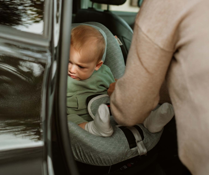 ¿Cómo y dónde montar la silla de bebé en el coche correctamente?
