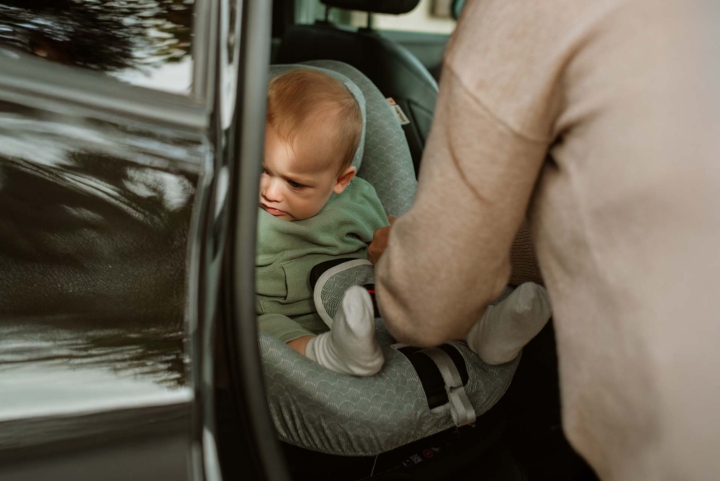 ¿Cómo y dónde montar la silla de bebé en el coche correctamente?