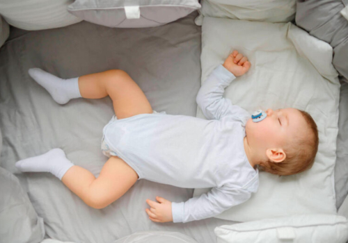 ¿Por qué los bebes se sobresaltan cuando duermen?