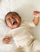 Mi bebé se marea en el coche: por qué ocurre y qué puedes hacer